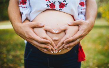 640 bigstock pregnant belly with fingers he 209701402